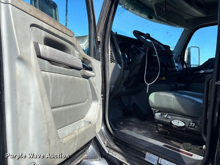image for item YA1542 2019 Kenworth T680  semi truck
