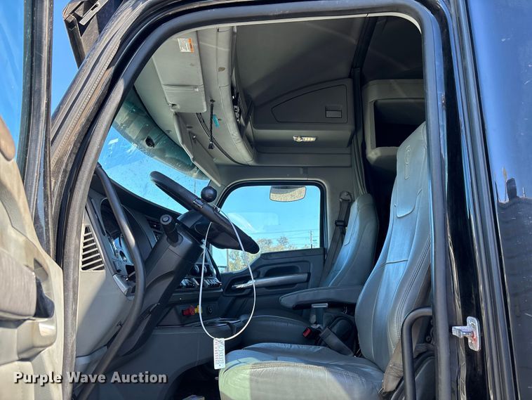 image for item YA1542 2019 Kenworth T680  semi truck