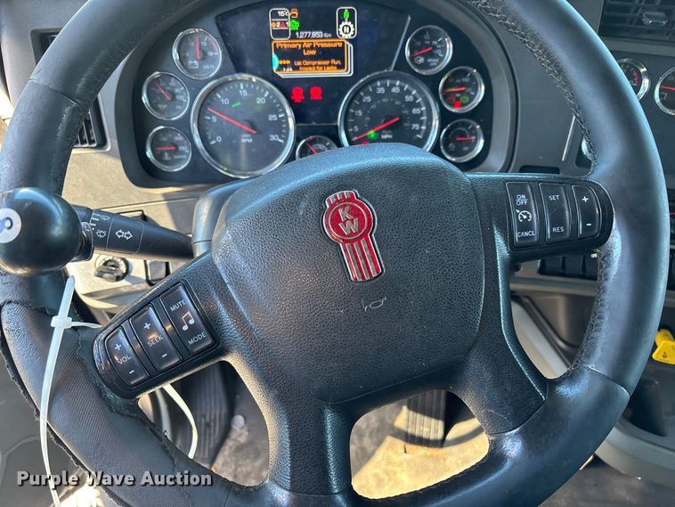 image for item YA1542 2019 Kenworth T680  semi truck