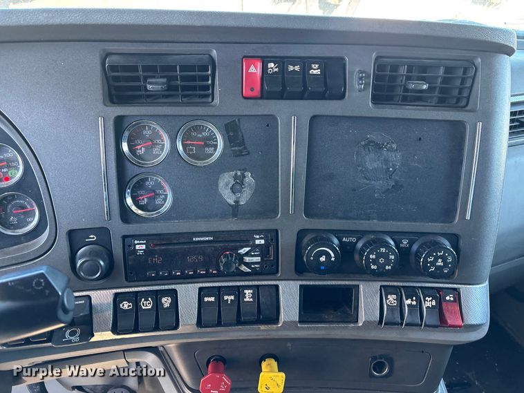 image for item YA1542 2019 Kenworth T680  semi truck