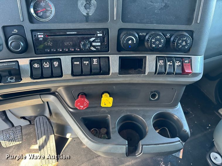 image for item YA1542 2019 Kenworth T680  semi truck