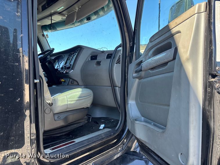 image for item YA1542 2019 Kenworth T680  semi truck