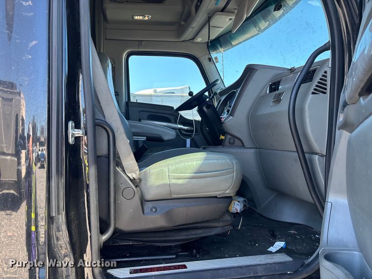 image for item YA1542 2019 Kenworth T680  semi truck