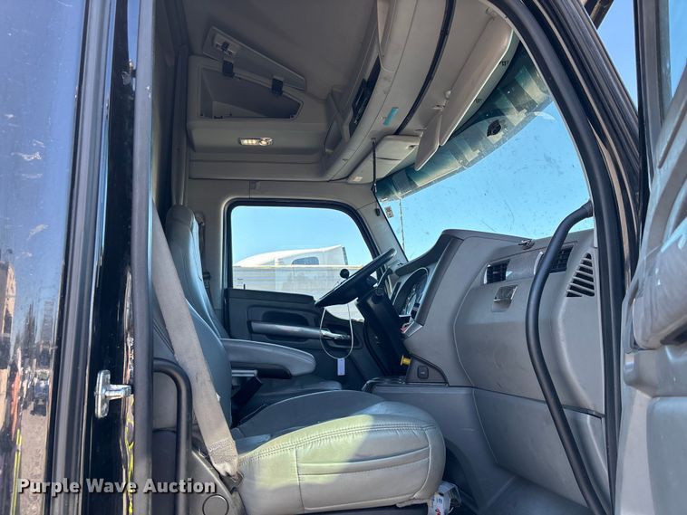 image for item YA1542 2019 Kenworth T680  semi truck