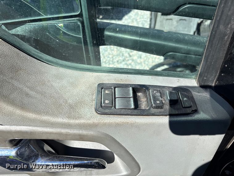 image for item YA1542 2019 Kenworth T680  semi truck