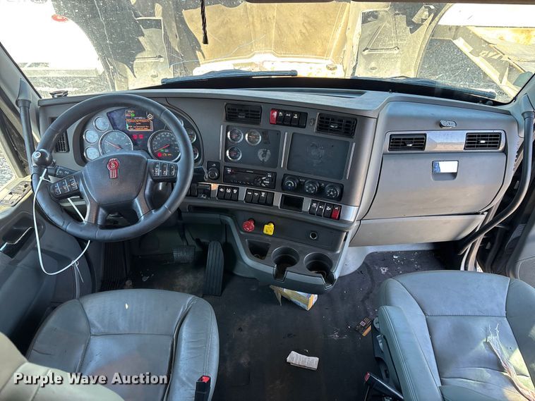 image for item YA1542 2019 Kenworth T680  semi truck