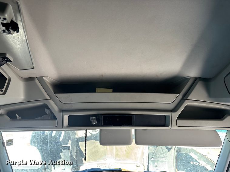 image for item YA1542 2019 Kenworth T680  semi truck