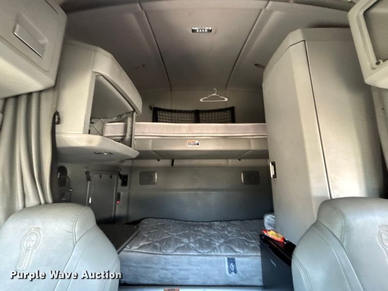 image for item YA1542 2019 Kenworth T680  semi truck