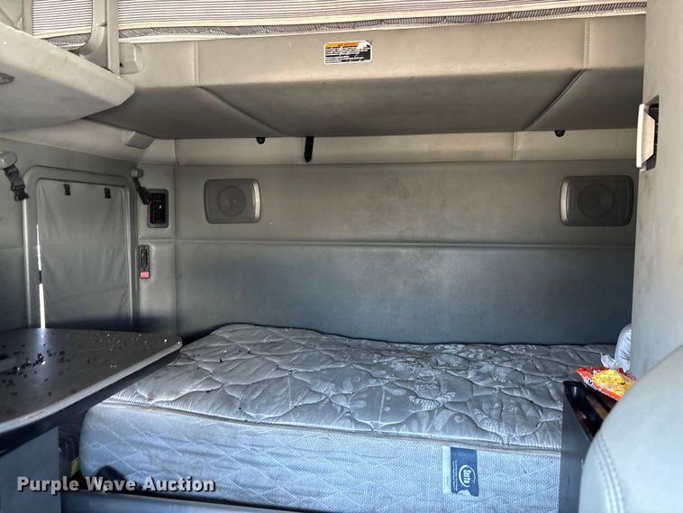 image for item YA1542 2019 Kenworth T680  semi truck