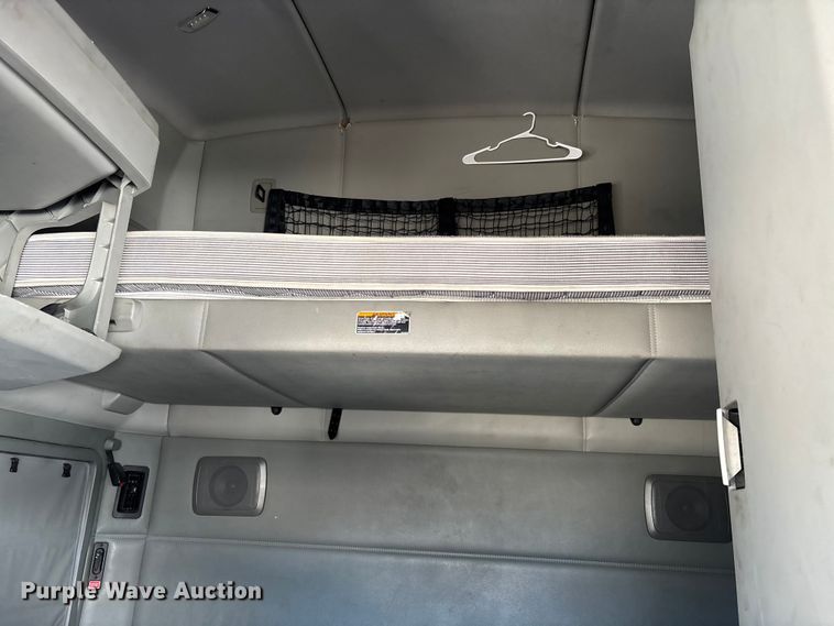 image for item YA1542 2019 Kenworth T680  semi truck