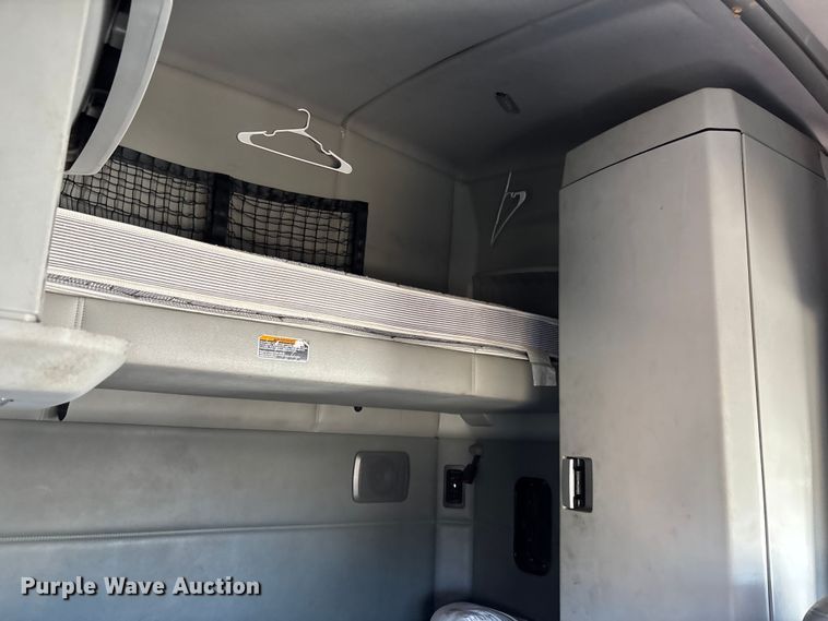 image for item YA1542 2019 Kenworth T680  semi truck