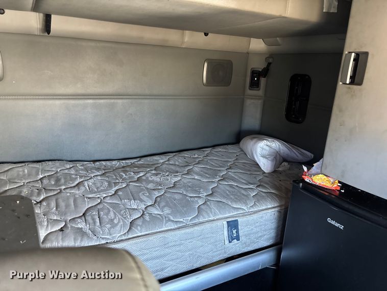 image for item YA1542 2019 Kenworth T680  semi truck