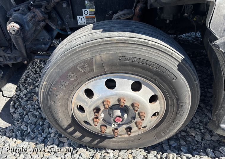 image for item YA1542 2019 Kenworth T680  semi truck