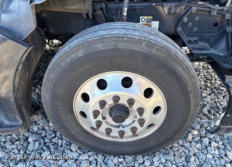 image for item YA1542 2019 Kenworth T680  semi truck