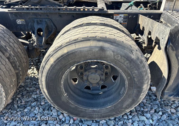 image for item YA1542 2019 Kenworth T680  semi truck