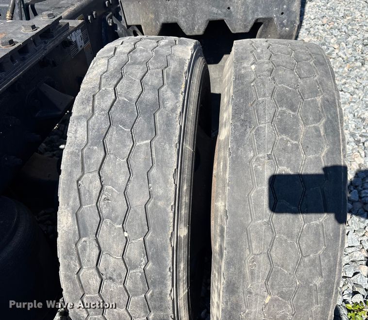 image for item YA1542 2019 Kenworth T680  semi truck