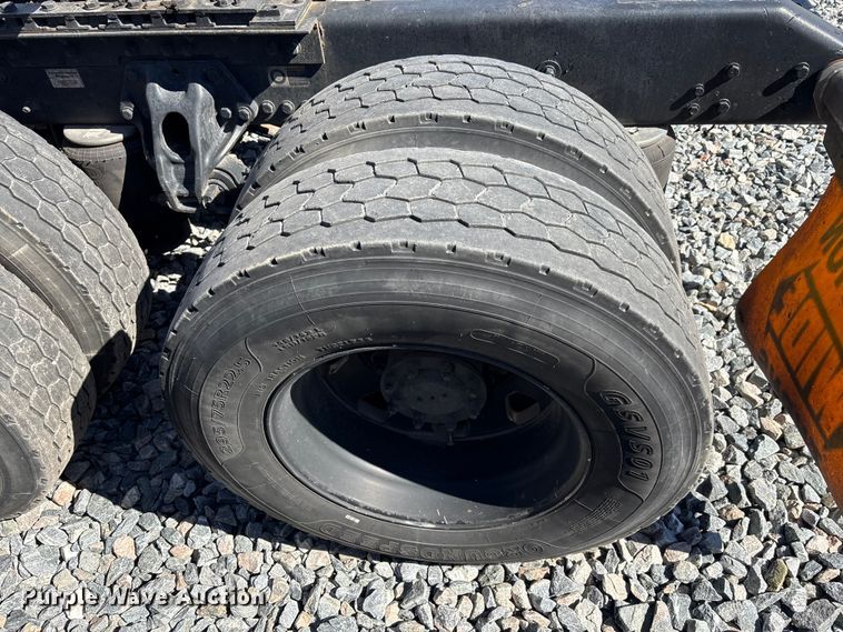 image for item YA1542 2019 Kenworth T680  semi truck