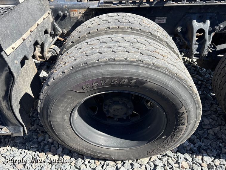 image for item YA1542 2019 Kenworth T680  semi truck