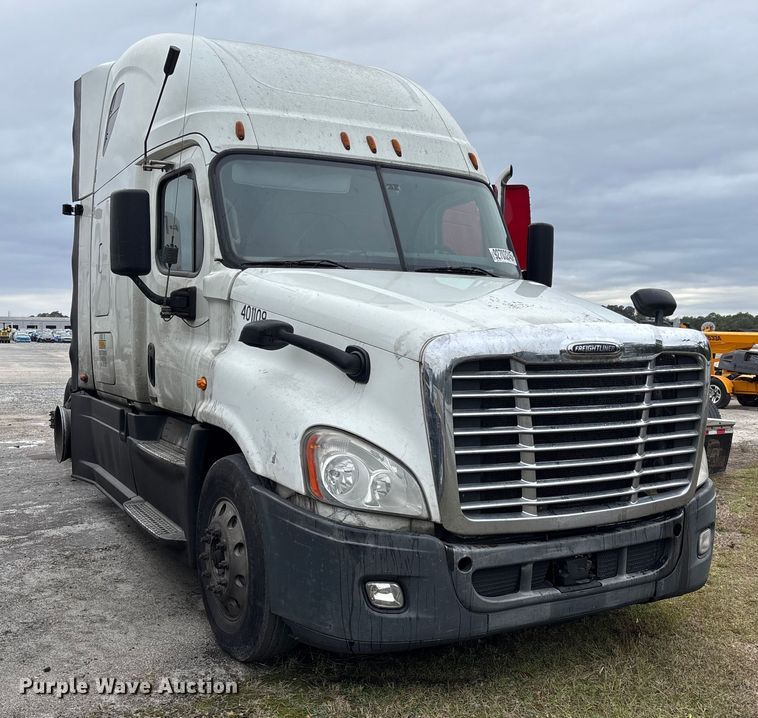 image for item YA1553 2015 Freightliner Cascadia  semi truck