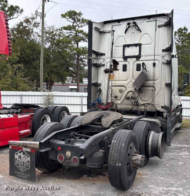 image for item YA1553 2015 Freightliner Cascadia  semi truck