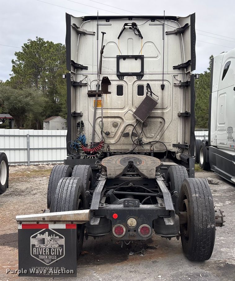 image for item YA1553 2015 Freightliner Cascadia  semi truck