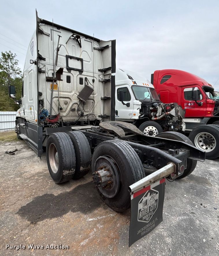 image for item YA1553 2015 Freightliner Cascadia  semi truck