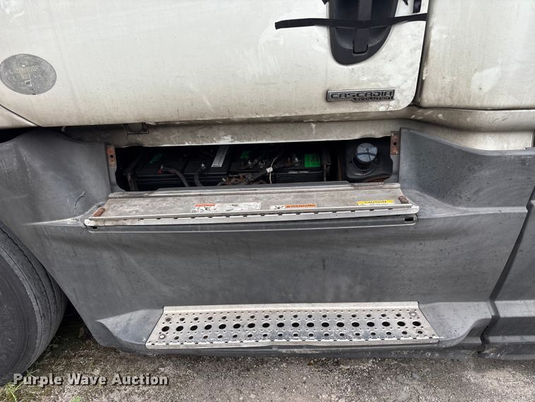 image for item YA1553 2015 Freightliner Cascadia  semi truck