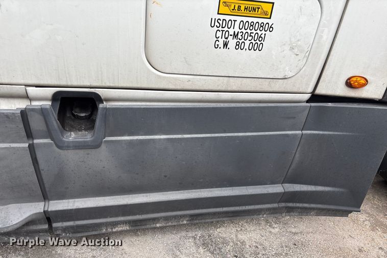 image for item YA1553 2015 Freightliner Cascadia  semi truck