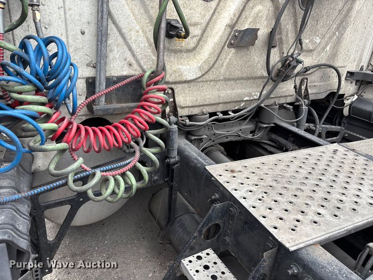 image for item YA1553 2015 Freightliner Cascadia  semi truck