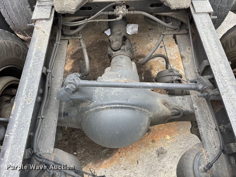 image for item YA1553 2015 Freightliner Cascadia  semi truck