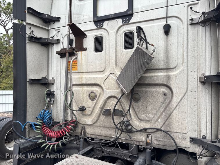 image for item YA1553 2015 Freightliner Cascadia  semi truck