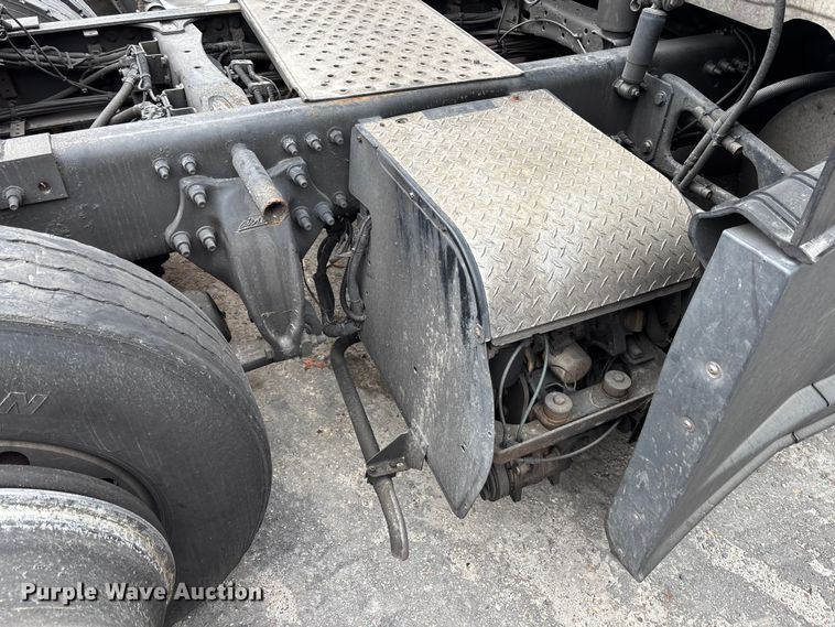 image for item YA1553 2015 Freightliner Cascadia  semi truck