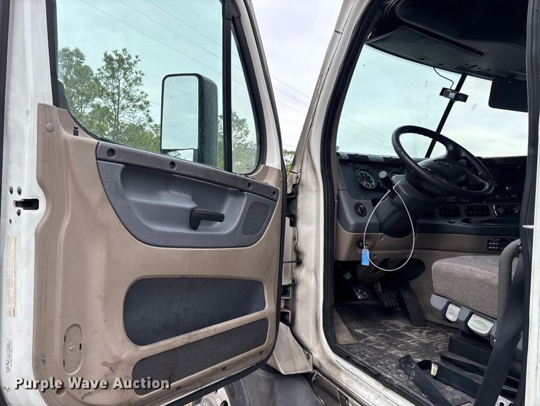 image for item YA1553 2015 Freightliner Cascadia  semi truck