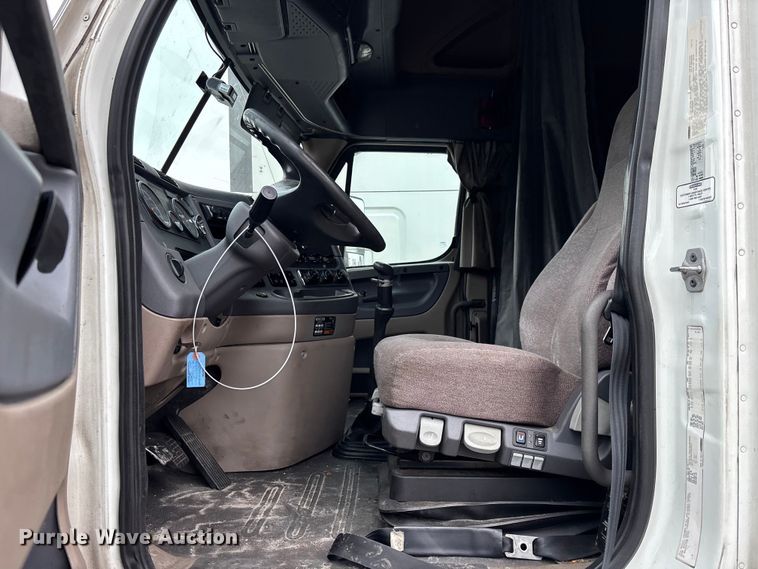 image for item YA1553 2015 Freightliner Cascadia  semi truck