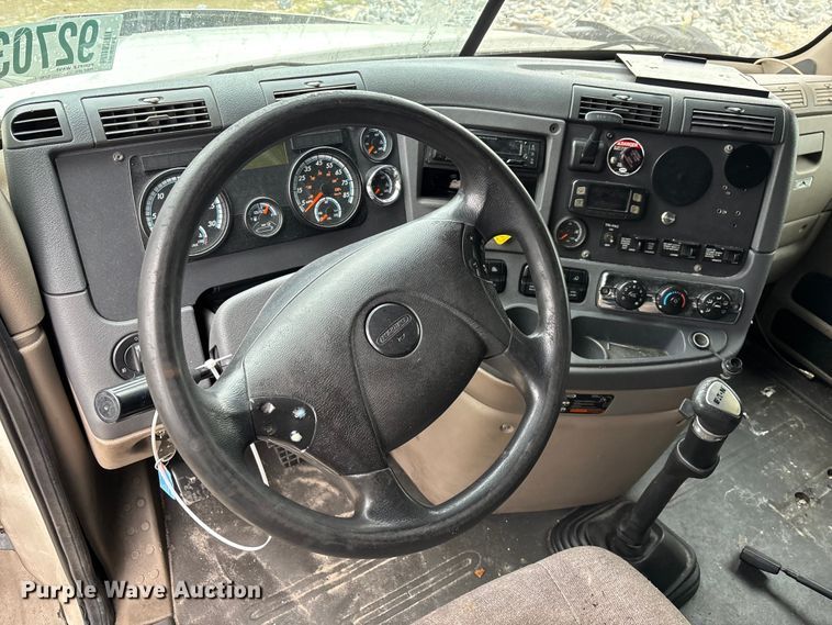 image for item YA1553 2015 Freightliner Cascadia  semi truck