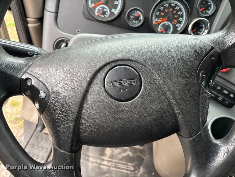 image for item YA1553 2015 Freightliner Cascadia  semi truck