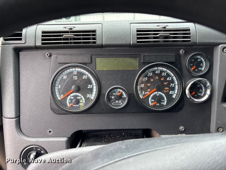 image for item YA1553 2015 Freightliner Cascadia  semi truck