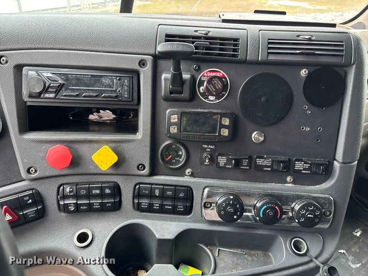 image for item YA1553 2015 Freightliner Cascadia  semi truck