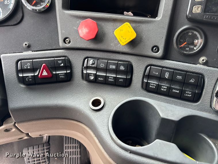 image for item YA1553 2015 Freightliner Cascadia  semi truck