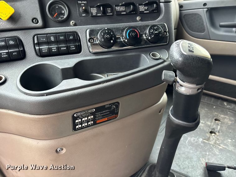 image for item YA1553 2015 Freightliner Cascadia  semi truck