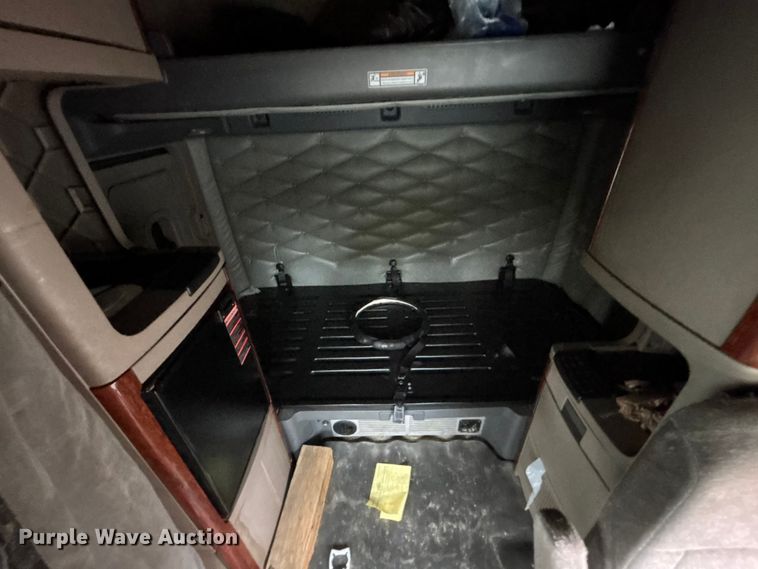 image for item YA1553 2015 Freightliner Cascadia  semi truck