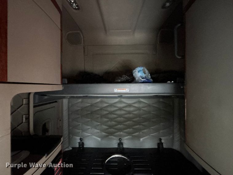 image for item YA1553 2015 Freightliner Cascadia  semi truck