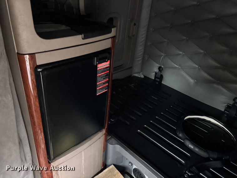 image for item YA1553 2015 Freightliner Cascadia  semi truck