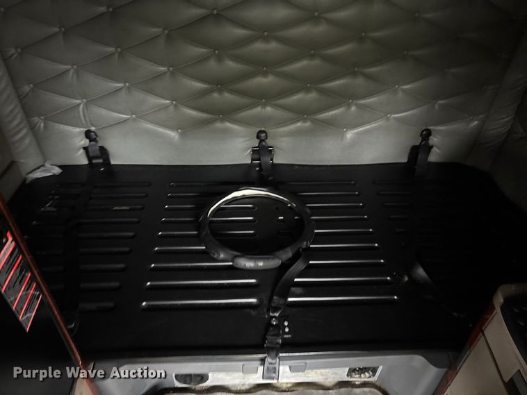 image for item YA1553 2015 Freightliner Cascadia  semi truck