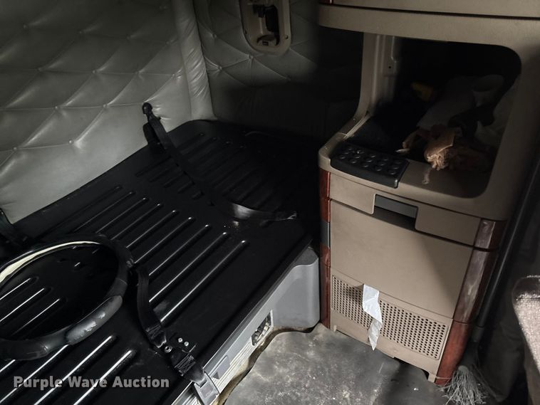 image for item YA1553 2015 Freightliner Cascadia  semi truck