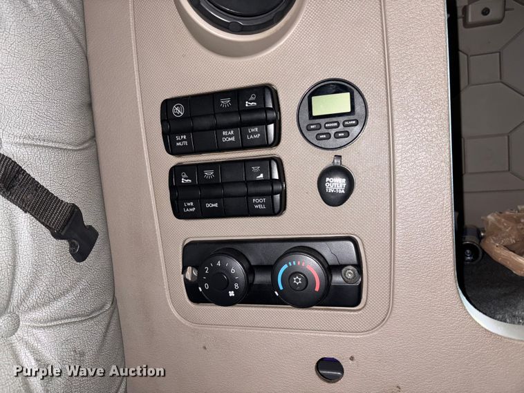 image for item YA1553 2015 Freightliner Cascadia  semi truck