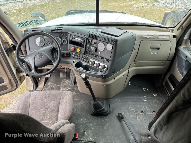 image for item YA1553 2015 Freightliner Cascadia  semi truck