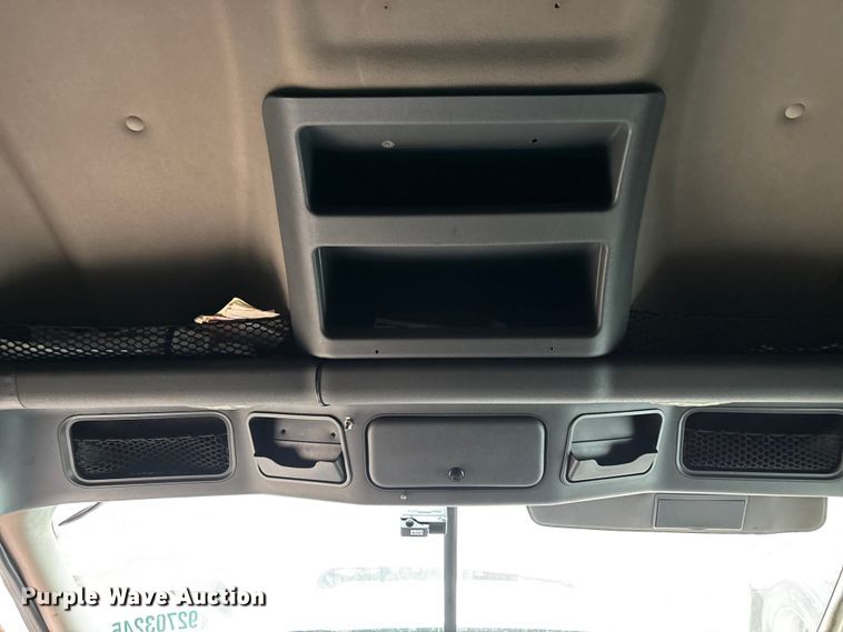 image for item YA1553 2015 Freightliner Cascadia  semi truck