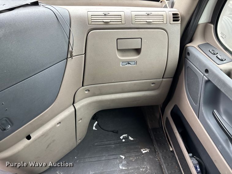 image for item YA1553 2015 Freightliner Cascadia  semi truck