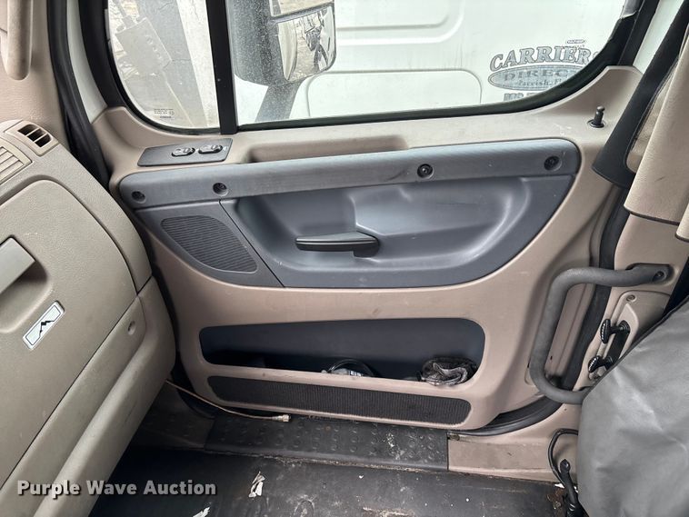 image for item YA1553 2015 Freightliner Cascadia  semi truck